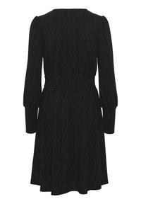Czarna sukienka z długimi puffowymi rękawami, dopasowaną talią i rozkloszowanym dołem. Teksturowany materiał z delikatnym połyskiem, z okrągłym dekoltem i detalami szwów.