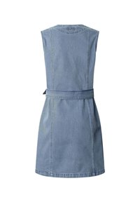Abito in denim di colore azzurro chiaro, senza maniche e con vita regolabile, caratterizzato da cuciture verticali e scollatura arrotondata. Texture liscia.