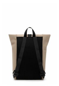 Zaino con un design beige e nero, dotato di schienale in rete, spallacci neri regolabili e forma strutturata. Materiale testurizzato.