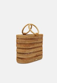 Vævet stråtaske med to runde håndtag, rektangulært design og tekstureret overflade. Har vekslende mønstre af lys og mørk strå.