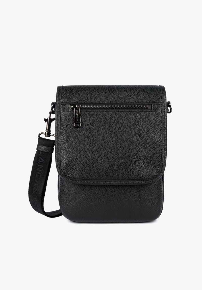 Sac bandoulière noir en cuir texturé avec poche zippée à l'avant, fermeture à rabat et bandoulière en tissu réglable avec fermoirs métalliques.