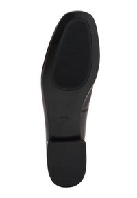 Suela de un zapato de vestir negro con un tacón liso y un agarre de goma texturizado en la parte delantera.