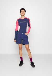 Norrøna FALKETIND EQUALISER ROUND NECK - Camisola de manga comprida - indigo night/honeysuckle