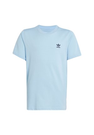 Camiseta de algodón azul claro con mangas cortas, con un pequeño logo oscuro de Adidas en el área del pecho izquierdo. Cuello redondo.