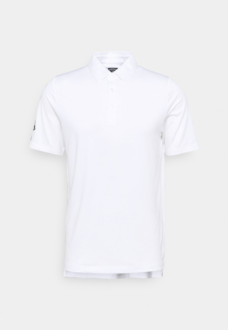 Camisa polo branca feita de algodão suave, apresentando um colarinho clássico, placket de três botões e mangas curtas, com um detalhe de logotipo na manga.