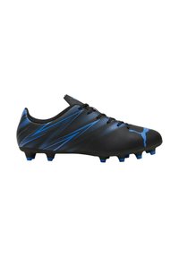 Scarpe da calcio nere con strisce diagonali blu, una superficie liscia e un design a profilo basso con molteplici tacchetti per una migliore trazione.