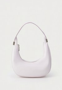 Rosa Leder-Schultertasche mit geschwungenem Design, Reißverschluss und dünnem Riemen. Glatte Textur mit minimalen Metallakzenten.