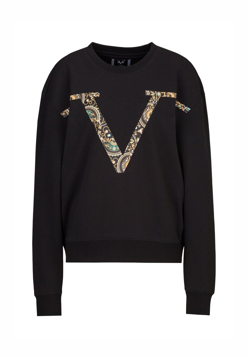 Zwarte sweatshirt met lange mouwen, ronde halslijn en een groot, gepatterniseerd "V"-logo in goud, groen en crème. Zachte, gestructureerde stof.
