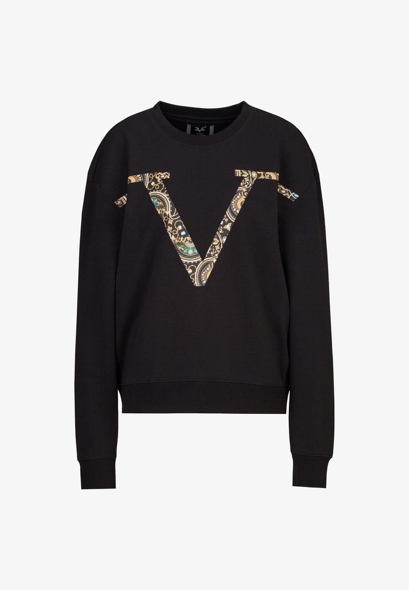 Zwarte sweatshirt met lange mouwen, ronde halslijn en een groot, gepatterniseerd "V"-logo in goud, groen en crème. Zachte, gestructureerde stof.