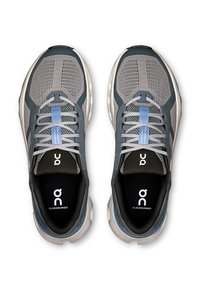 Graue Laufschuhe mit Obermaterial aus Mesh, blauen Akzenten und gepolstertem Kragen. Gepolsterte Sohle mit Logo auf der Zunge und der Einlegesohle. Glatte, strukturierte Oberfläche.