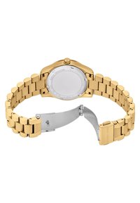Montre en acier inoxydable doré, avec un bracelet poli, un boîtier rond et une boucle de couleur argentée. Texture lisse avec un fond gravé.