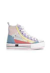 Hohe Sneaker mit einem bunten Patchwork-Design, das aus pastellfarbenem Leder, Denim und floralen Mustern besteht. Weiße Gummisohle mit schwarzen Akzenten.