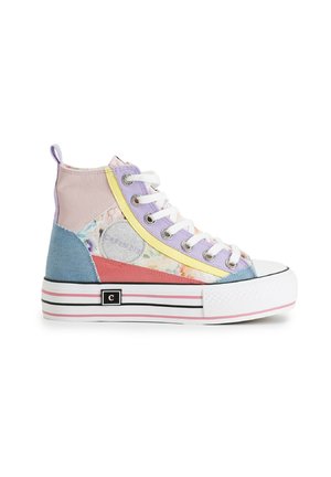 Hohe Sneaker mit einem bunten Patchwork-Design, das aus pastellfarbenem Leder, Denim und floralen Mustern besteht. Weiße Gummisohle mit schwarzen Akzenten.