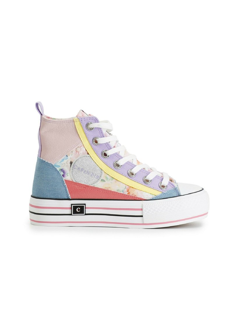 Hohe Sneaker mit einem bunten Patchwork-Design, das aus pastellfarbenem Leder, Denim und floralen Mustern besteht. Weiße Gummisohle mit schwarzen Akzenten.