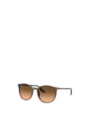 Occhiali da sole con gradiente marrone, montatura trasparente grigio-marrone, forma rotonda a occhio di gatto e logo Ray-Ban sulla lente sinistra.