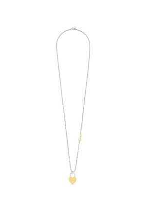 Collar de cadena de plata con un pequeño colgante de candado dorado en forma de corazón y un charm dorado con la palabra "Love" en cursiva.