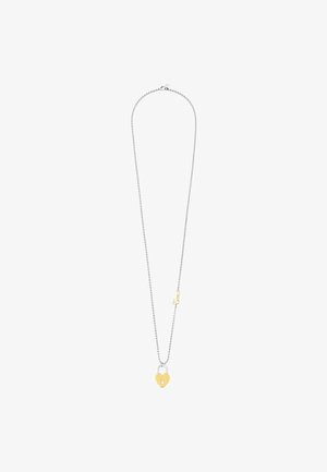 Collar de cadena de plata con un pequeño colgante de candado dorado en forma de corazón y un charm dorado con la palabra "Love" en cursiva.