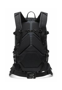 Sac à dos noir avec des bretelles rembourrées et réglables, des accents en forme d'hexagone et un panneau arrière de soutien. Il dispose d'une boucle centrale et de fixations sur les côtés.