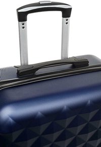 Maleta de duro en un color azul profundo con un acabado texturizado que emula patrones geométricos. Presenta un mango retráctil de aluminio y acentos en negro.