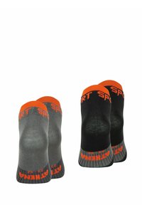 Deux paires de chaussettes de sport ; l'une grise avec des accents et des lettres orange, et l'autre noire avec un design similaire, présentées ensemble.