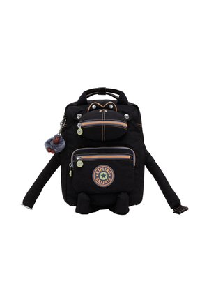 Zaino nero con più tasche con cerniera, cuciture arancioni, logo Kipling rotondo e un piccolo portachiavi a forma di scimmia attaccato al lato.