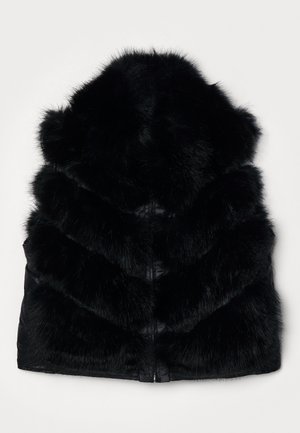 Sort pelsvest med hætte, der har en blød tekstur, slankt design og lynlås-lukning. Pelsen er arrangeret i vandrette sektioner.