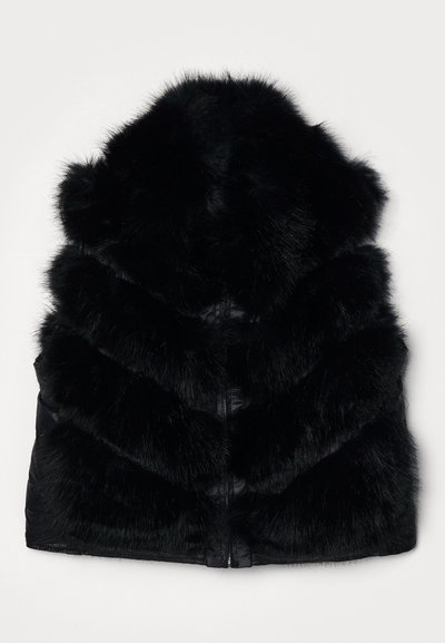 Vesta de blană neagră cu glugă, având o textură pufoasă, un design elegant și închidere cu fermoar. Blana este aranjată în secțiuni orizontale.