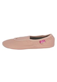 Ballettschuh aus weichem Pfirsichstoff mit Schlupfdesign, elastischem Rand und gepolstertem Fußbett; verfügt über ein kleines Markenschild an der Seite.