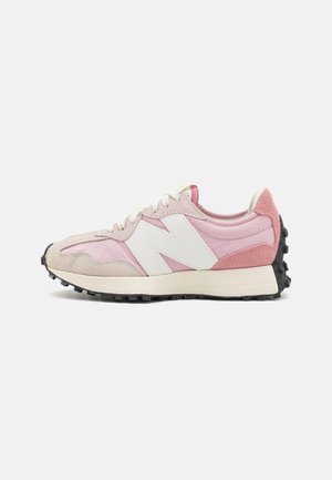 Różowo-beżowy sneaker z białym logo "N", sznurowany, z teksturowaną podeszwą i zamszowymi akcentami na jednolitym białym tle.
