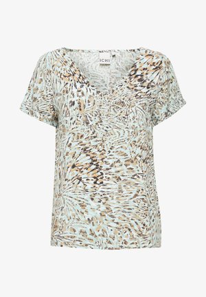 Lühikeste varrukatega helesinise pluusi, millel on pruunide ja mustade keerdus loomamustrid, sügava V-kaeluse ning pehme, tekstuurse kangaga.