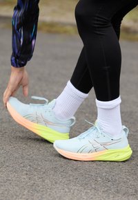 ASICS GEL-NIMBUS 26 PARIS - Scarpe da corsa su strada - cool blue/safety yellow