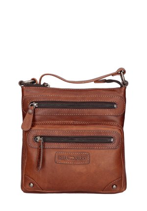 Borsa a tracolla in pelle marrone con due tasche frontali con cerniera, dettagli cuciti e tracolla regolabile. Presenta un'etichetta con logo e accessori in metallo.