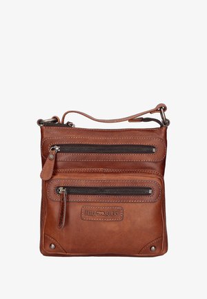 Braune Leder-Crossbody-Tasche mit zwei mit Reißverschluss versehenen Vorderfächern, gestickten Akzenten und verstellbarem Tragegurt. Enthält ein logiertes Patch und Metallbeschläge.