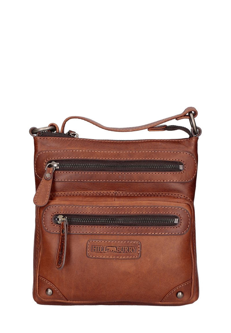 Borsa a tracolla in pelle marrone con due tasche frontali con cerniera, dettagli cuciti e tracolla regolabile. Presenta un'etichetta con logo e accessori in metallo.