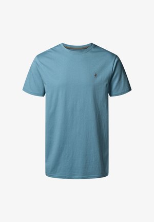 Tricou din bumbac de culoare albastru deschis, cu mâneci scurte, guler rotund și un mic logo brodat pe piept. Textură moale și croială lejeră.