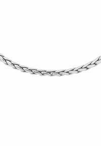 Collana in argento caratterizzata da anelli intrecciati con una finitura liscia e lucida, creando un classico design a treccia.
