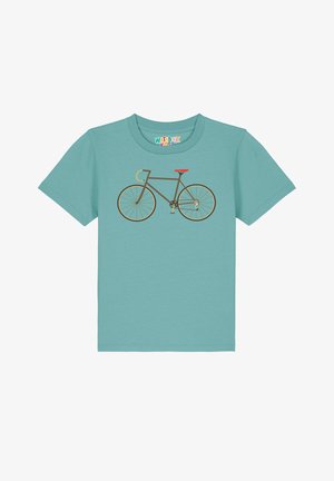 Lichtblauw T-shirt met een eenvoudige grafiek van een bruine fiets, met een rode zitting en een gele stuur, gemaakt van zacht katoen.