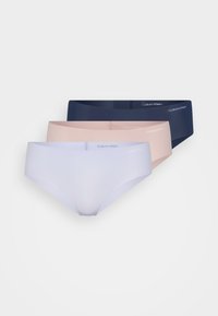 Három pár pamut keverék hipster alsó nadrág sötétkék, világos rózsaszín és világoskék színben, sima textúrával és Calvin Klein logóval.