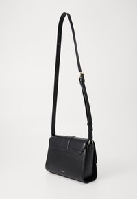 Borsa a tracolla in pelle nera con una forma strutturata, chiusura a patta e tracolla regolabile. Caratterizzata da dettagli in oro e logo impresso.