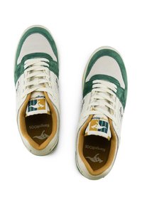 Sneakers med meshnät ovandel i kräm och gröna mockadetaljer, med en vadderad krage, vita skosnören och en brun sula med en logotyp.