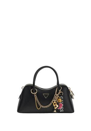 Sac à main noir GUESS avec double poignée, chaîne dorée, et breloques en forme de clé, cœur et cadenas suspendues sur le devant.