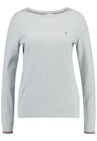 Pull en maille gris clair à manches longues, avec un large col bateau et des rayures contrastantes rouges et marines sur le col et les poignets.