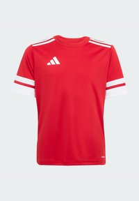 Rød atletisk T-skjorte laget av syntetisk stoff. Korte ermer med hvite detaljer og tre hvite horisontale striper på hver erme. Logo på brystet.