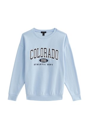 Lichtblauwe sweatshirt met ronde hals en "COLORADO 1996 ATHLETIC DEPT" in zwart en wit op de voorkant gedrukt.