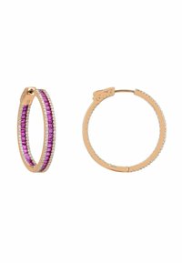 Pendientes de aro de oro con una fila de piedras rectangulares rosas y acentos blancos a lo largo del borde, mostrando un acabado liso y pulido.