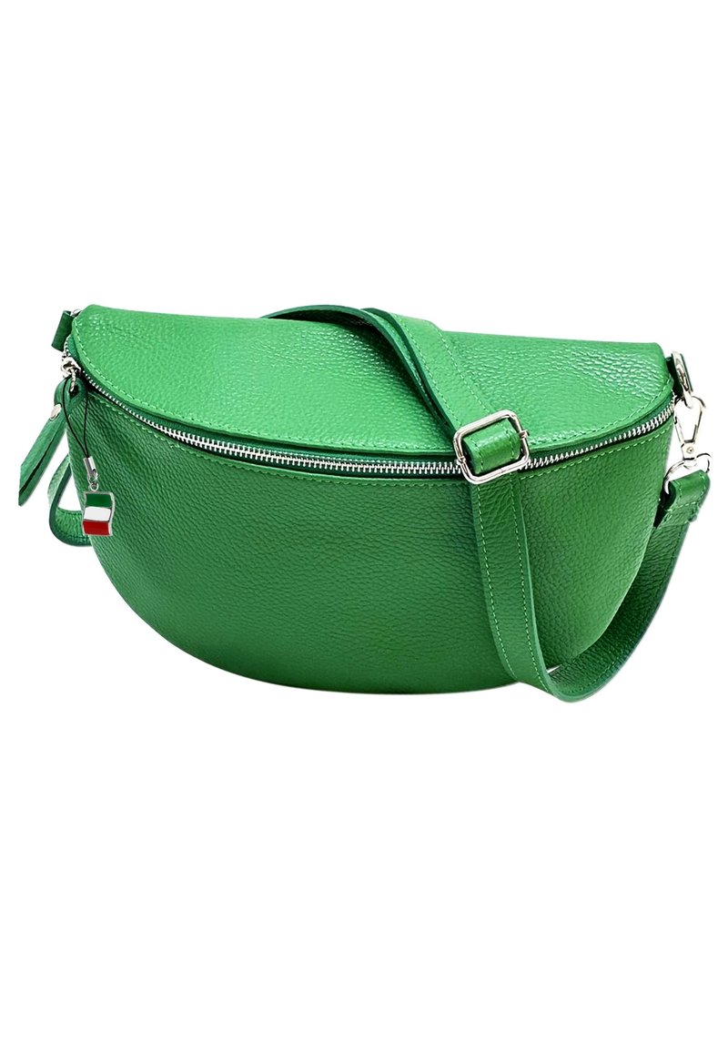 Groene gestructureerde leren tas met een afgeronde vorm, ritsluiting en een verstelbare schouderband. Beschikt over een klein Italiaans vlaggetje als charm.