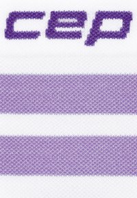 Tessuto bianco con strisce alternative viola e la parola "cep" in lettere violette, con un motivo a maglia testurizzato.