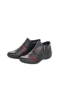 Botas tobilleras de cremallera en negro y burdeos con acabado en cuero texturizado, que presentan costuras diagonales y una suela baja y redondeada.