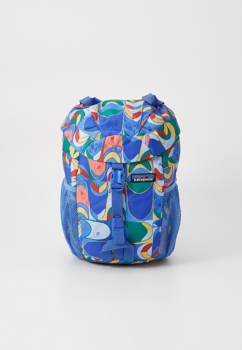 Daugiaspalvė Patagonia kuprinė su mėlynu pagrindu ir banguotais raštais žalia, raudona ir geltona spalvomis. Įtraukta tinklinės šoninės kišenės ir reguliuojamos petnešos.