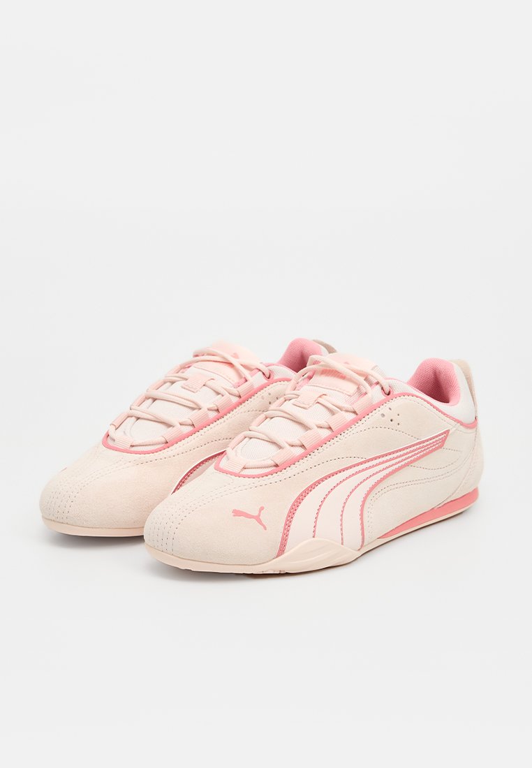 Lichtroze suède sneakers met een zachte textuur, voorzien van roze accenten, een slank ontwerp en veters voor een veilige pasvorm. Puma-logo aan de zijkant.
